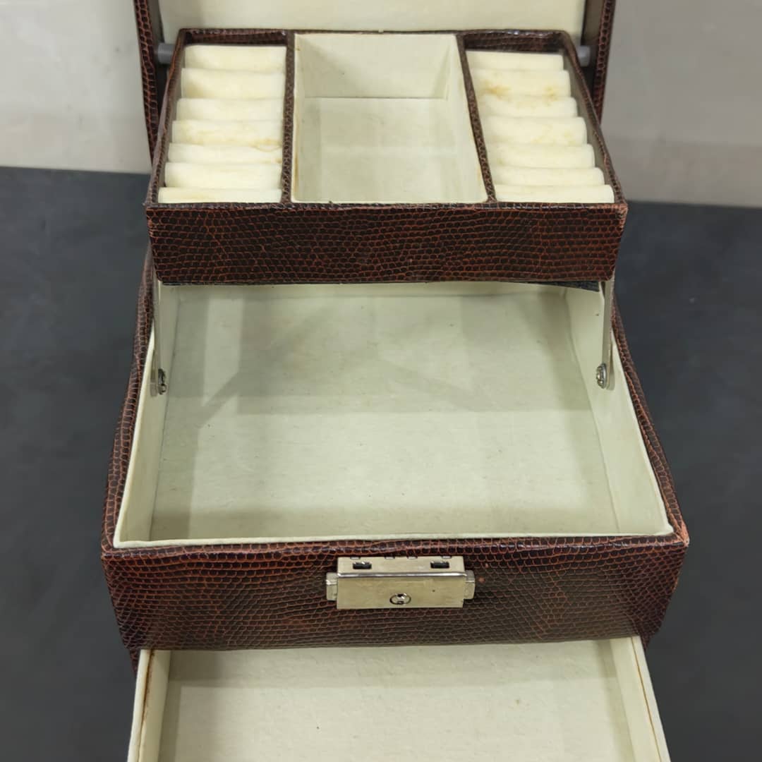 Boite bijoux L'Oréal Paris en cuir original 
16/10cm
Prix 8000