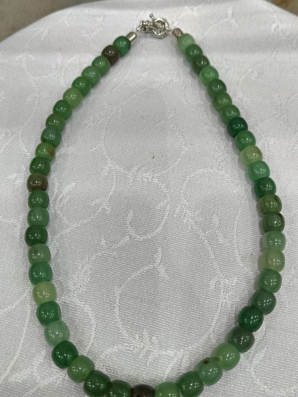 عقد تحفة بحجر زمرد طبيعي