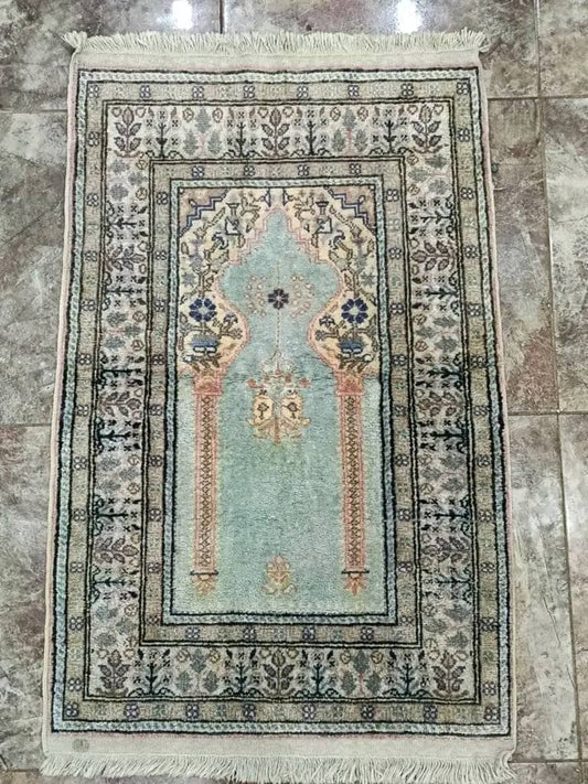 سجاد ماركة قيصر من حرير وبه ختم 
105cm/65cm