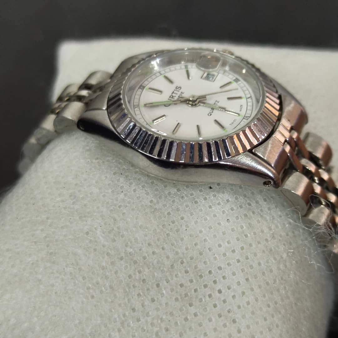 Montre curtis Genève quartz femme/ثمنمية ألف
سعر 8000