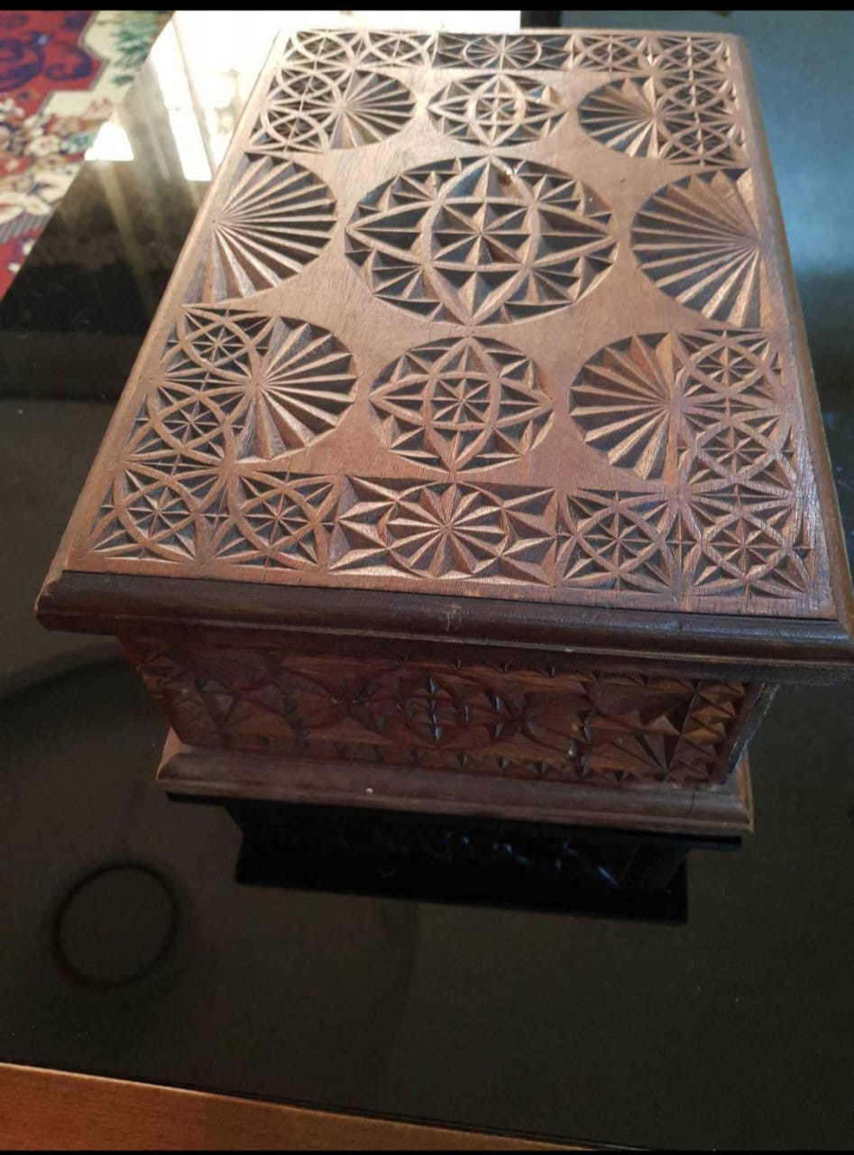 صندوق خشب أحمر منقوش طوله 32cm