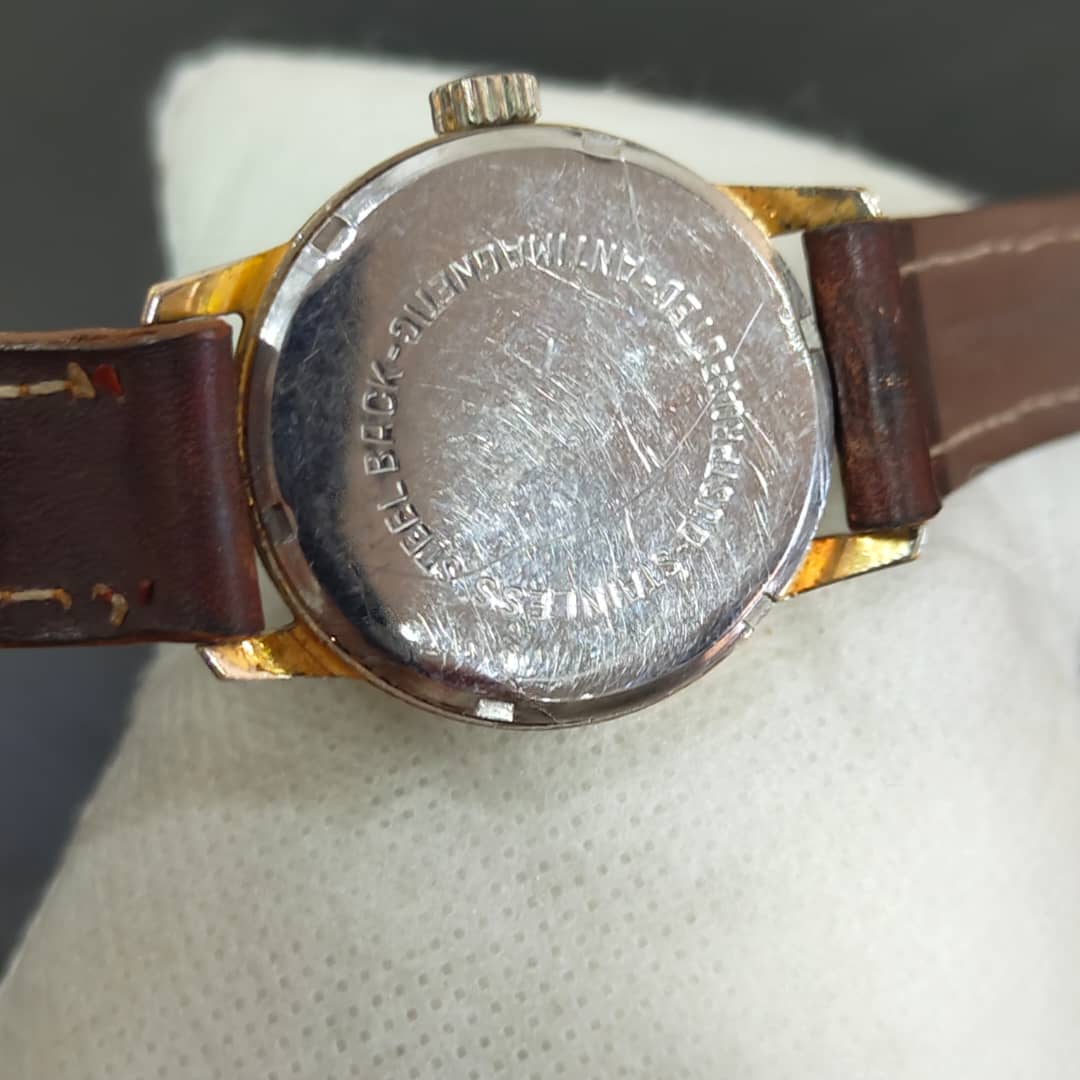 Montre elfa mécanique vintage original 
34mm
Prix 10000