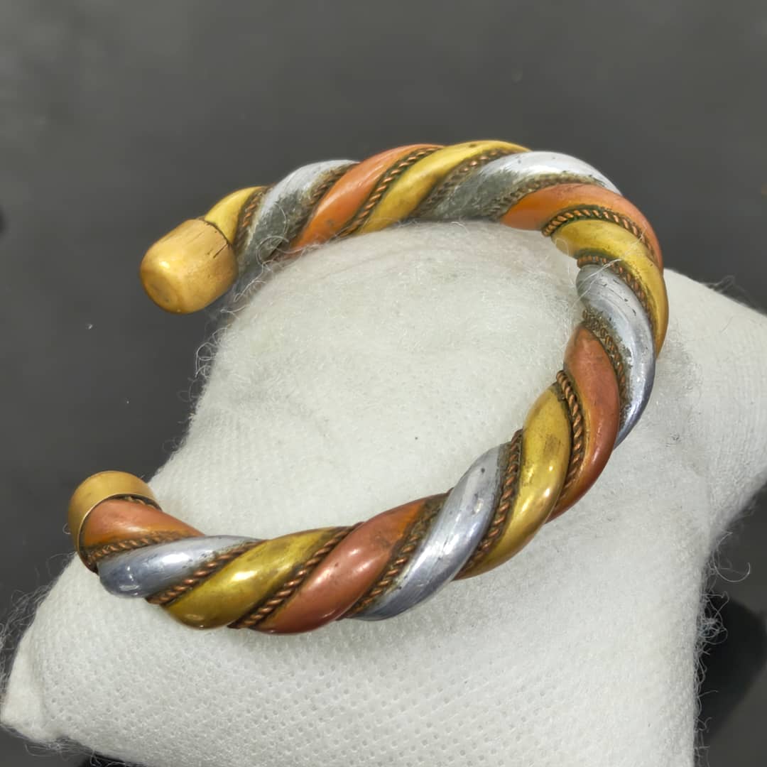 سوار نحاس ملون تحفة
قطر 6cm
Prix 5000