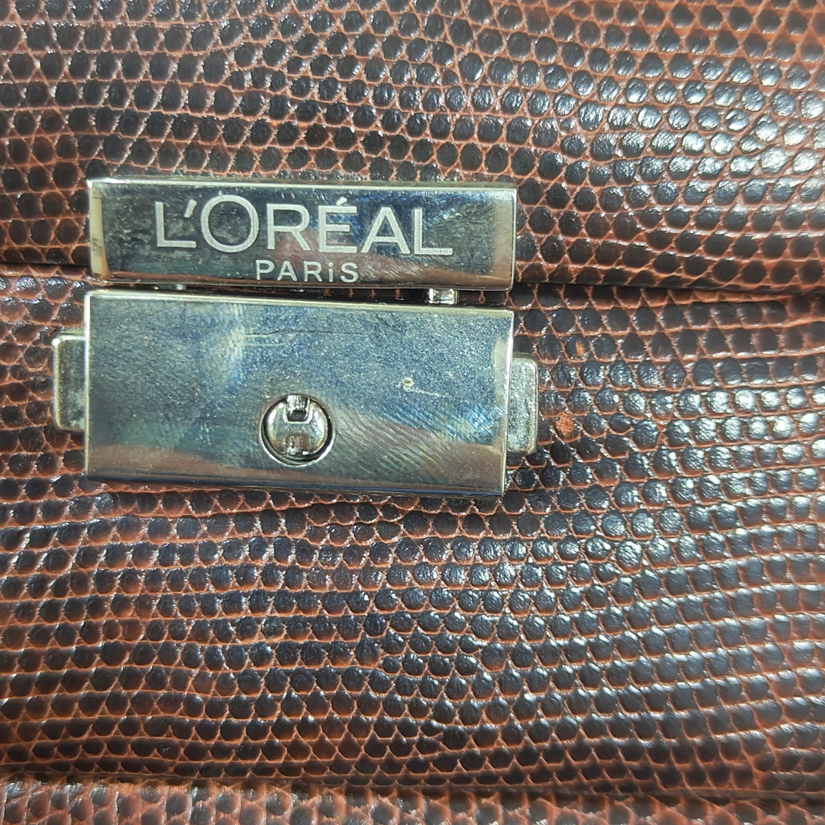 Boite bijoux L'Oréal Paris en cuir original 
16/10cm
Prix 8000