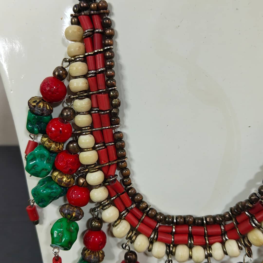 عقد تحفة عتيق بالأحجار.