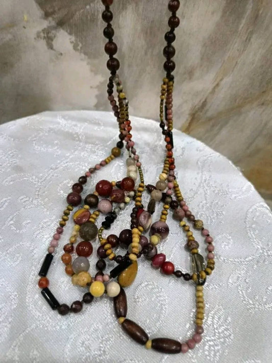 عقد طويل بأحجار