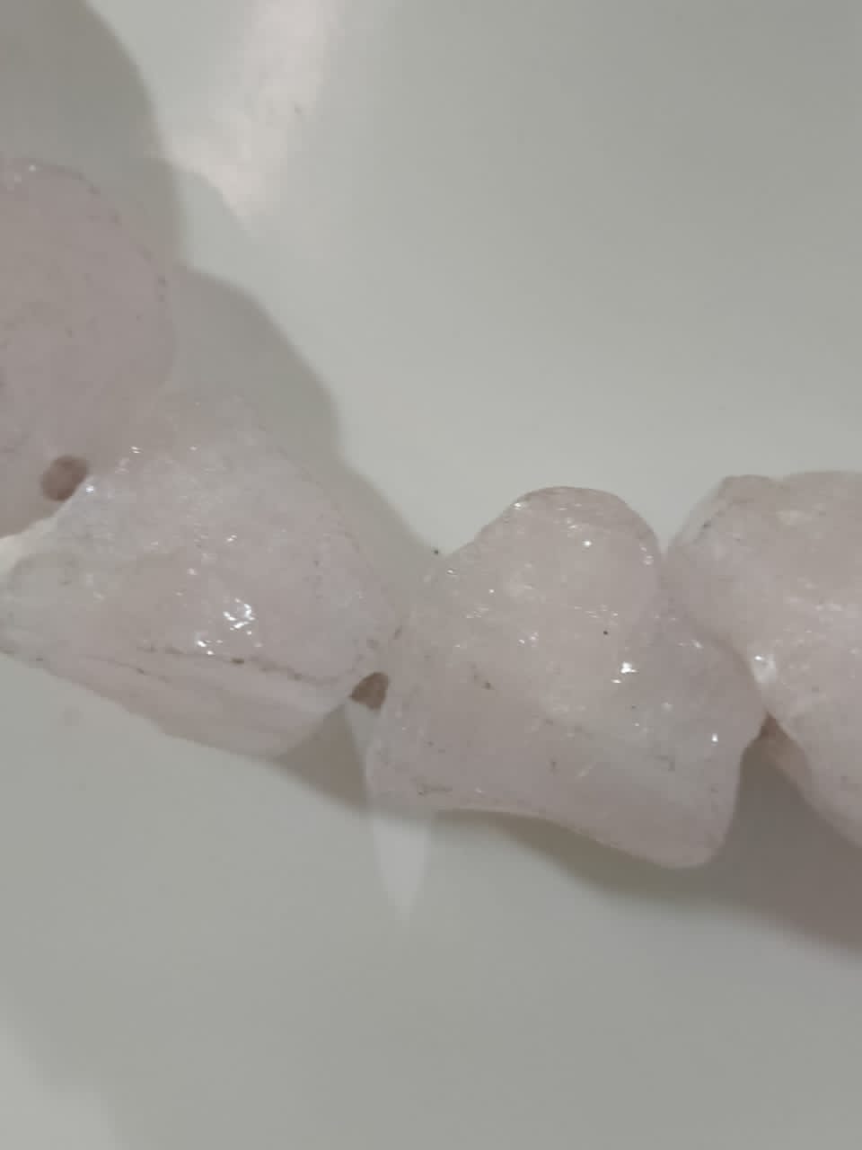 عقد بحجر كوارتز وردي