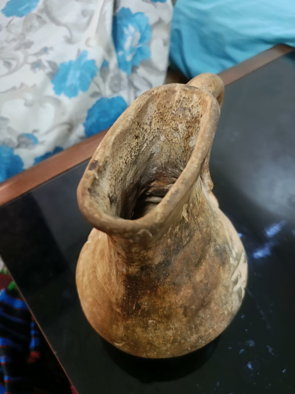 أنية صينية قديمة من صلصال.
20cm/14cm