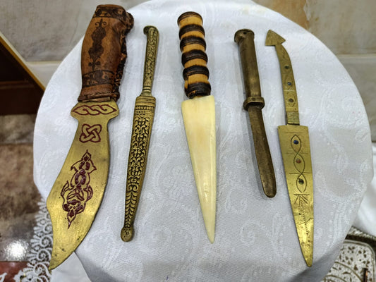 أدوات فتح الأظرفة هو