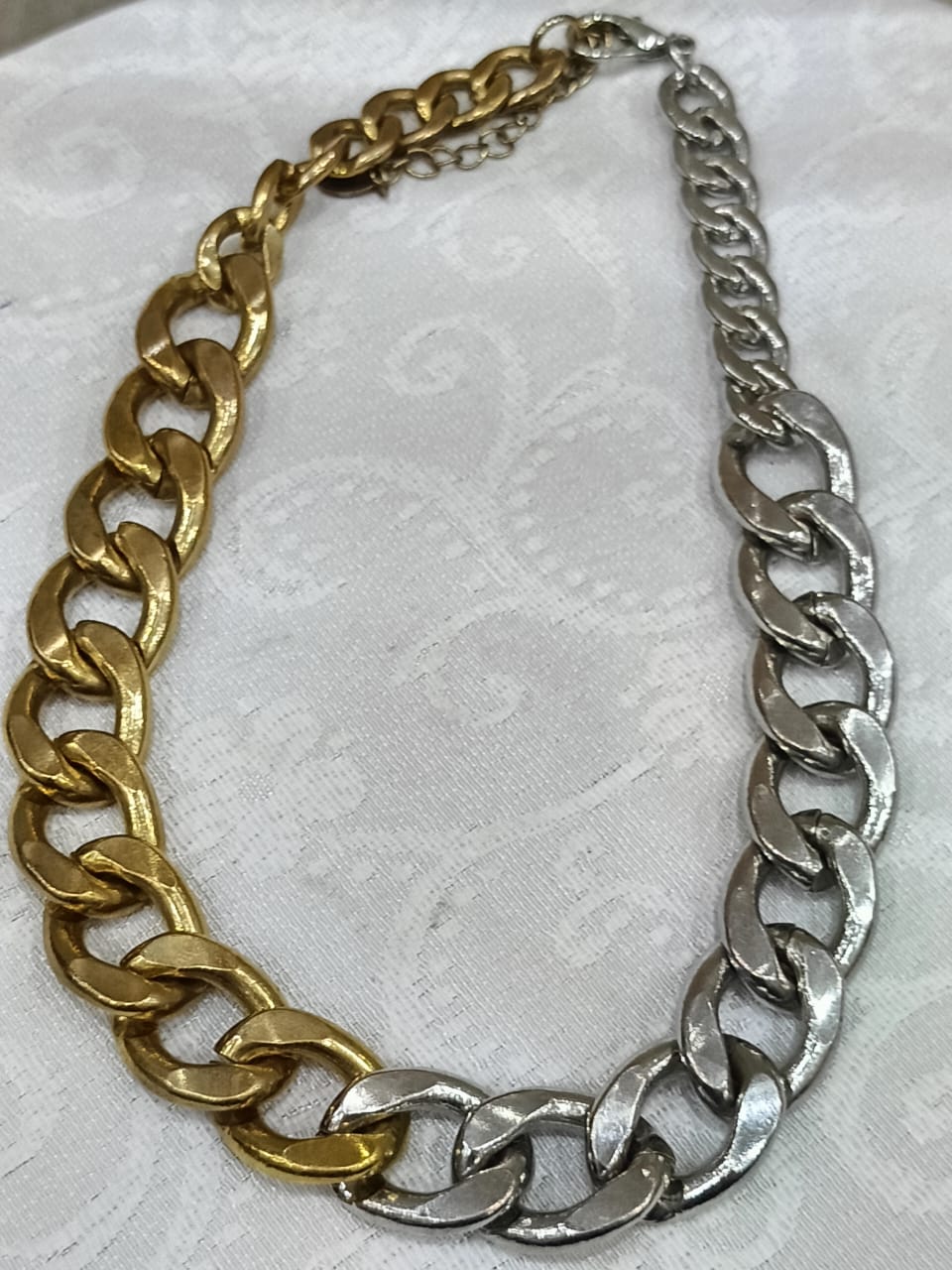 سلسلة بلاكي أبيض و أصفر طولها 22cm