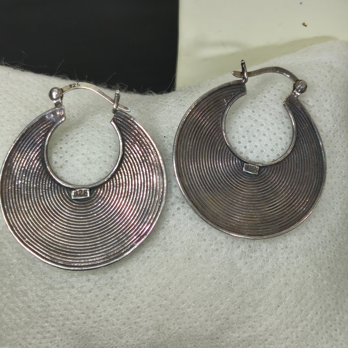 سلسلة وأقراط فضة فرنسية تحفة
طول سلسلة مغلق 20cm
قياس أقراط 3,5cm