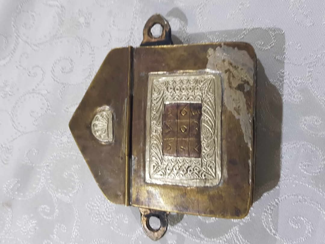 صندوق مصحف قديم من نحاس منقوش 
20cm/16cm