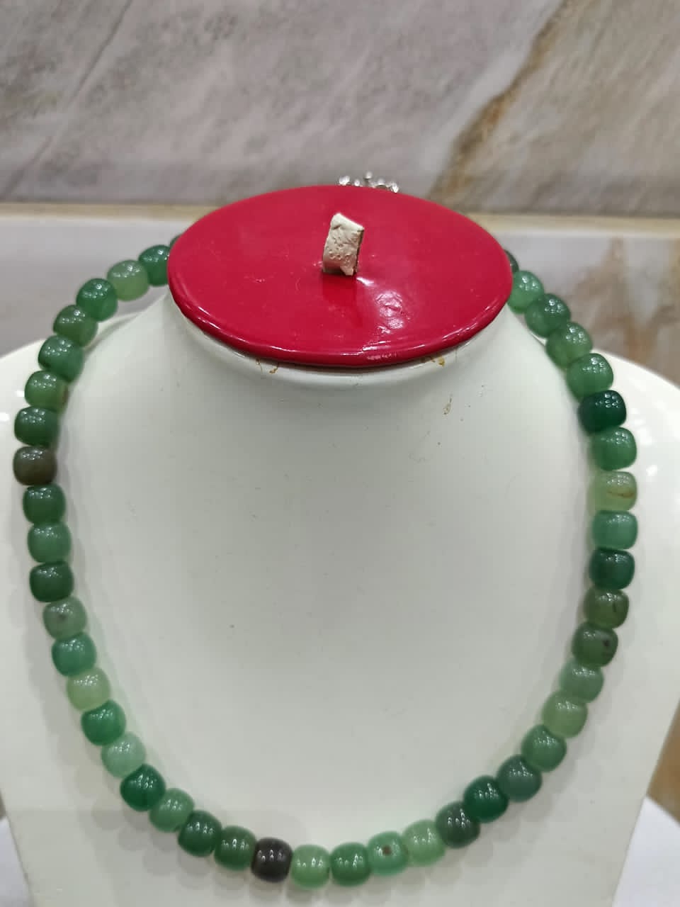 عقد تحفة بحجر زمرد طبيعي