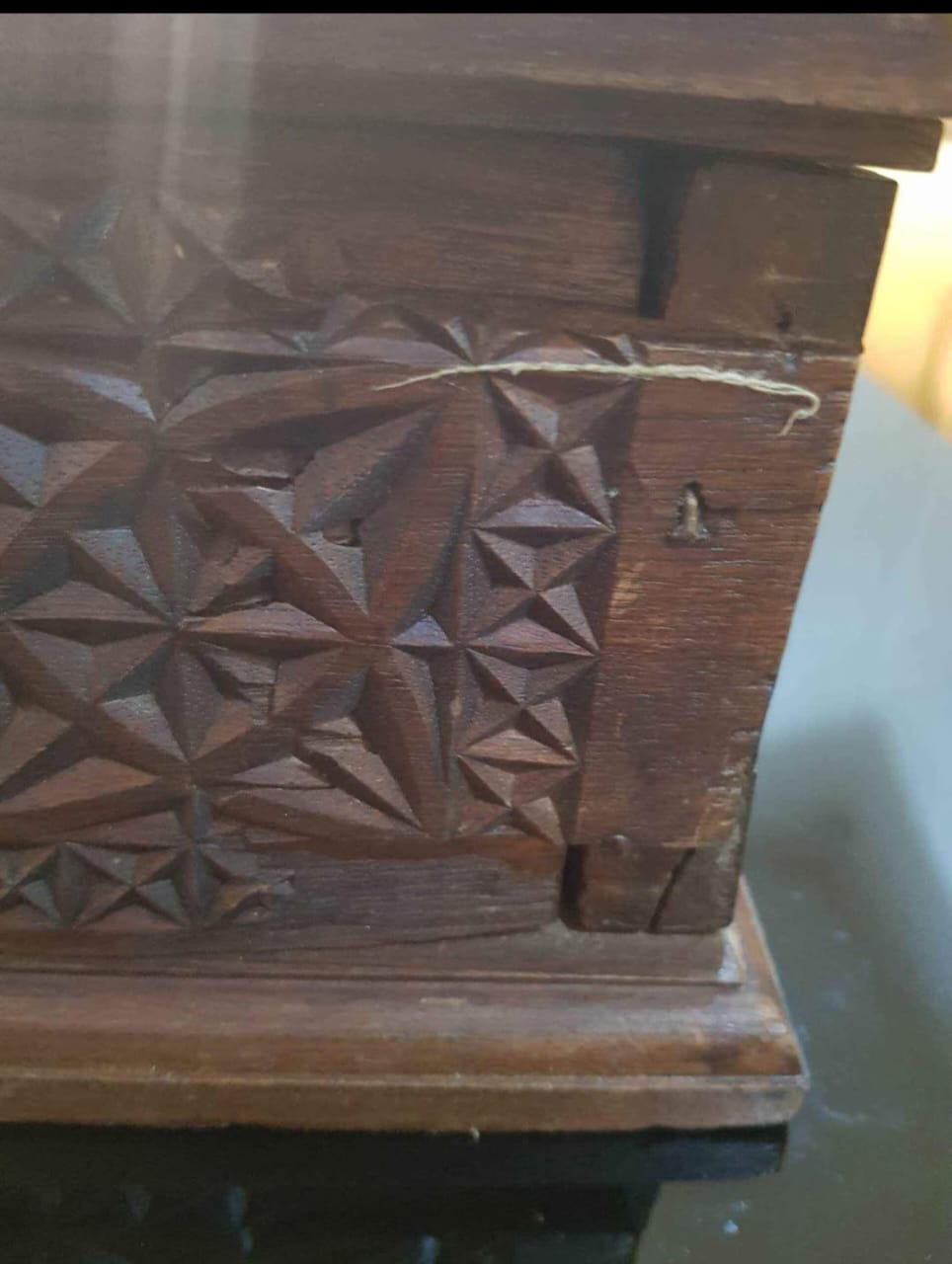 صندوق خشب أحمر منقوش طوله 32cm