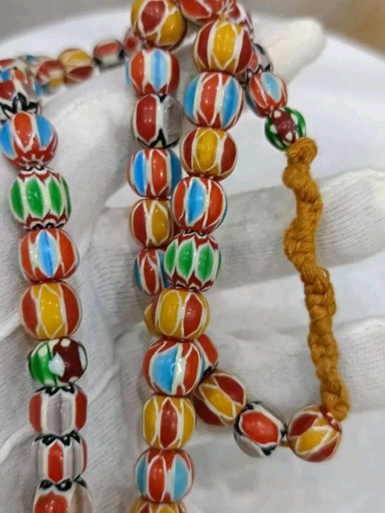 عقد بحجر طبيعي
