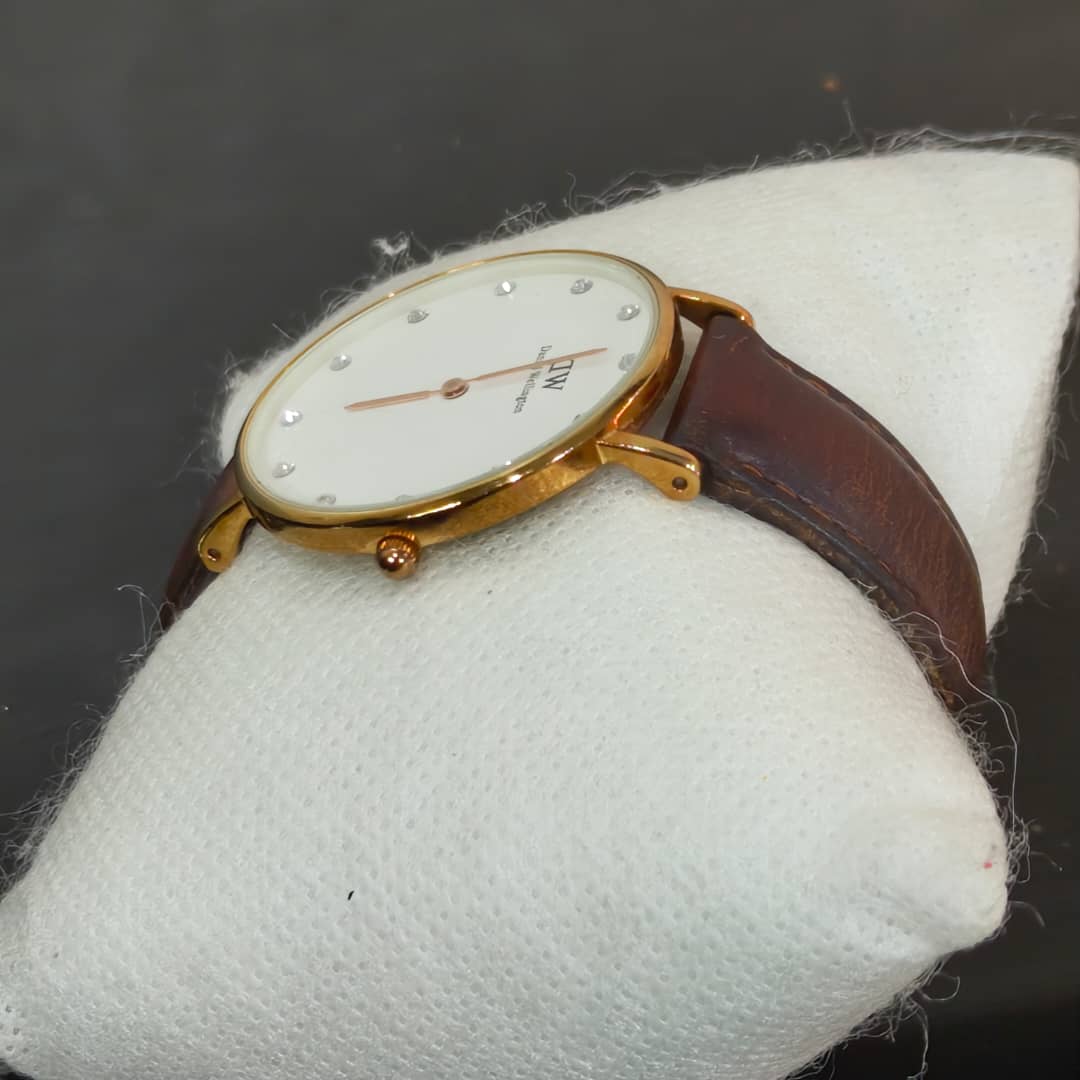 Montre DW femme quartz original 
Prix 8500