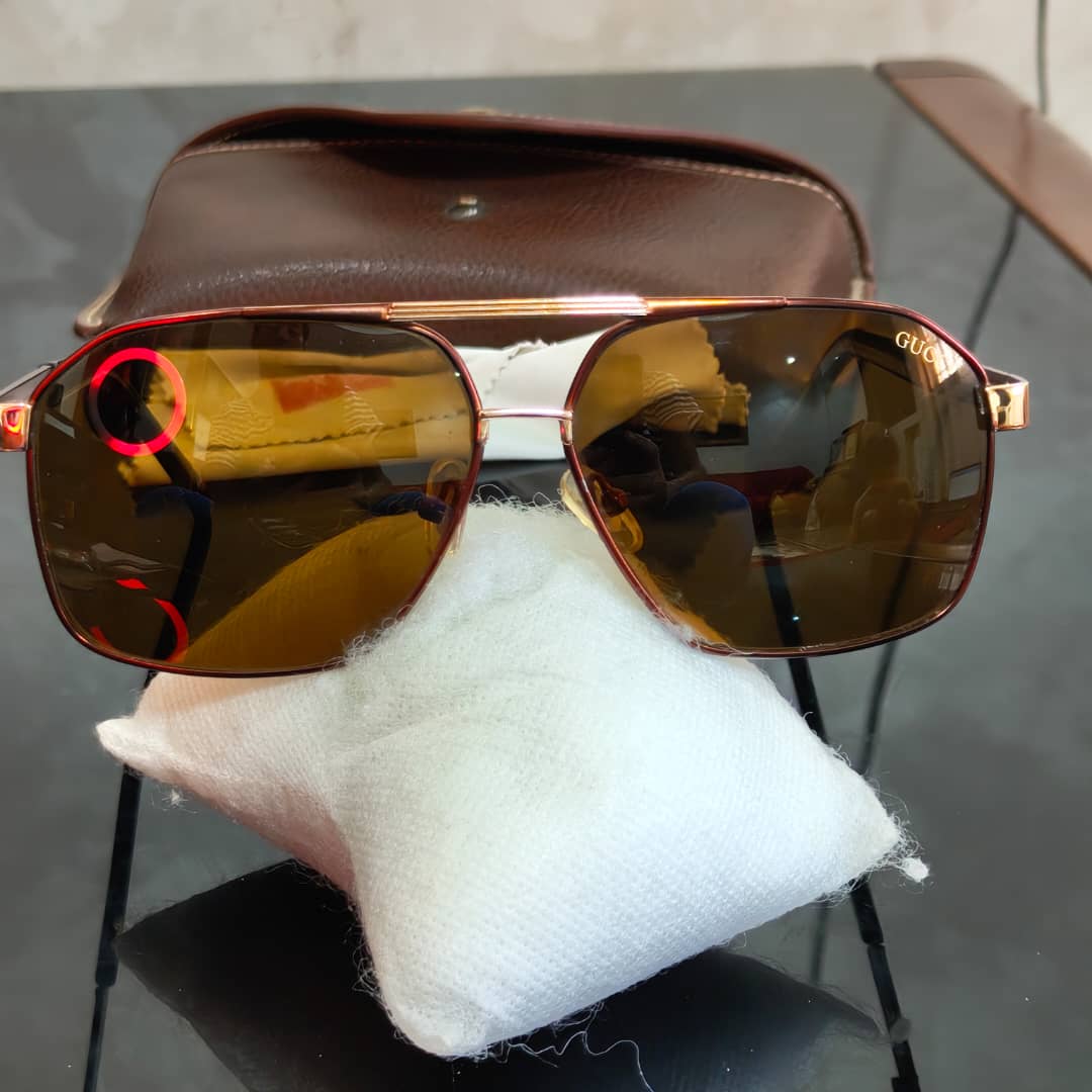 Lunette Gucci homme polarized original 
لون زجاج بني فاتح
62/11
سعر 18000