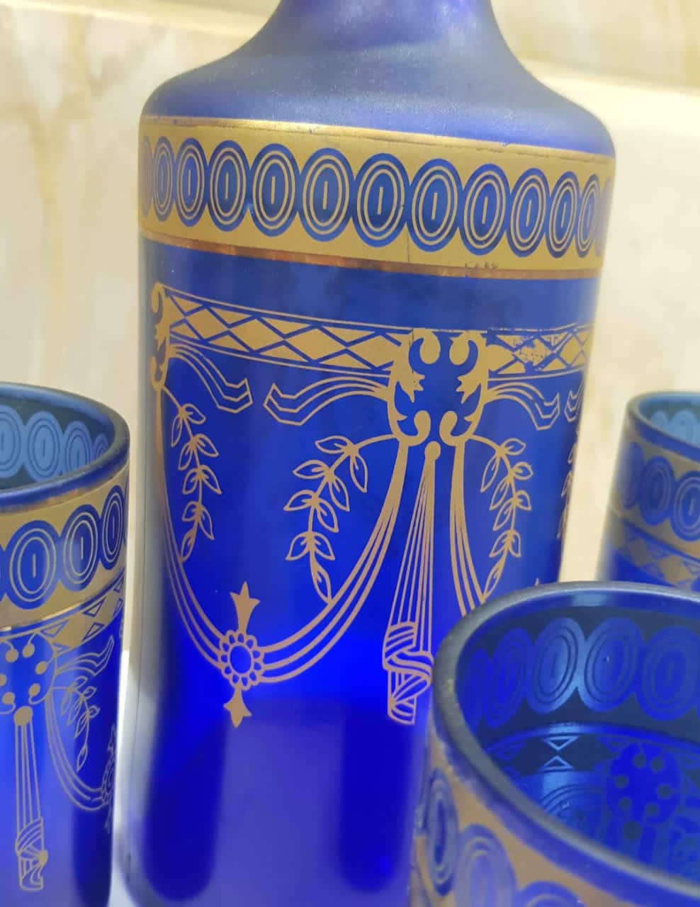 تحفة ستيل لويس من زجاج أزرق.         طولها 26cm