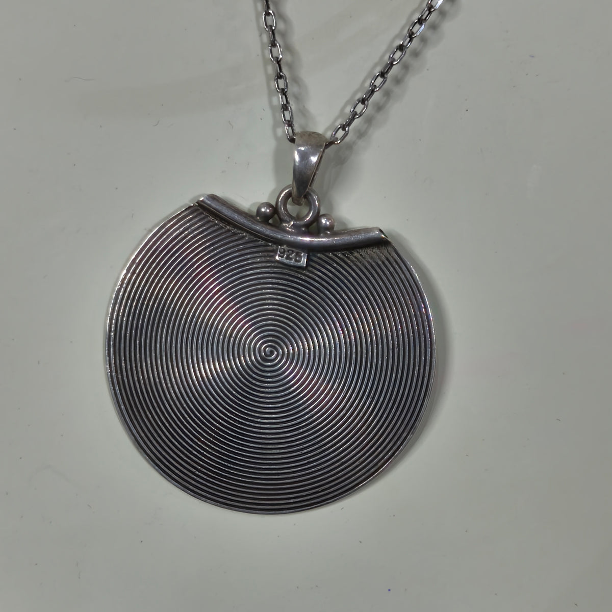 سلسلة وأقراط فضة فرنسية تحفة
طول سلسلة مغلق 20cm
قياس أقراط 3,5cm