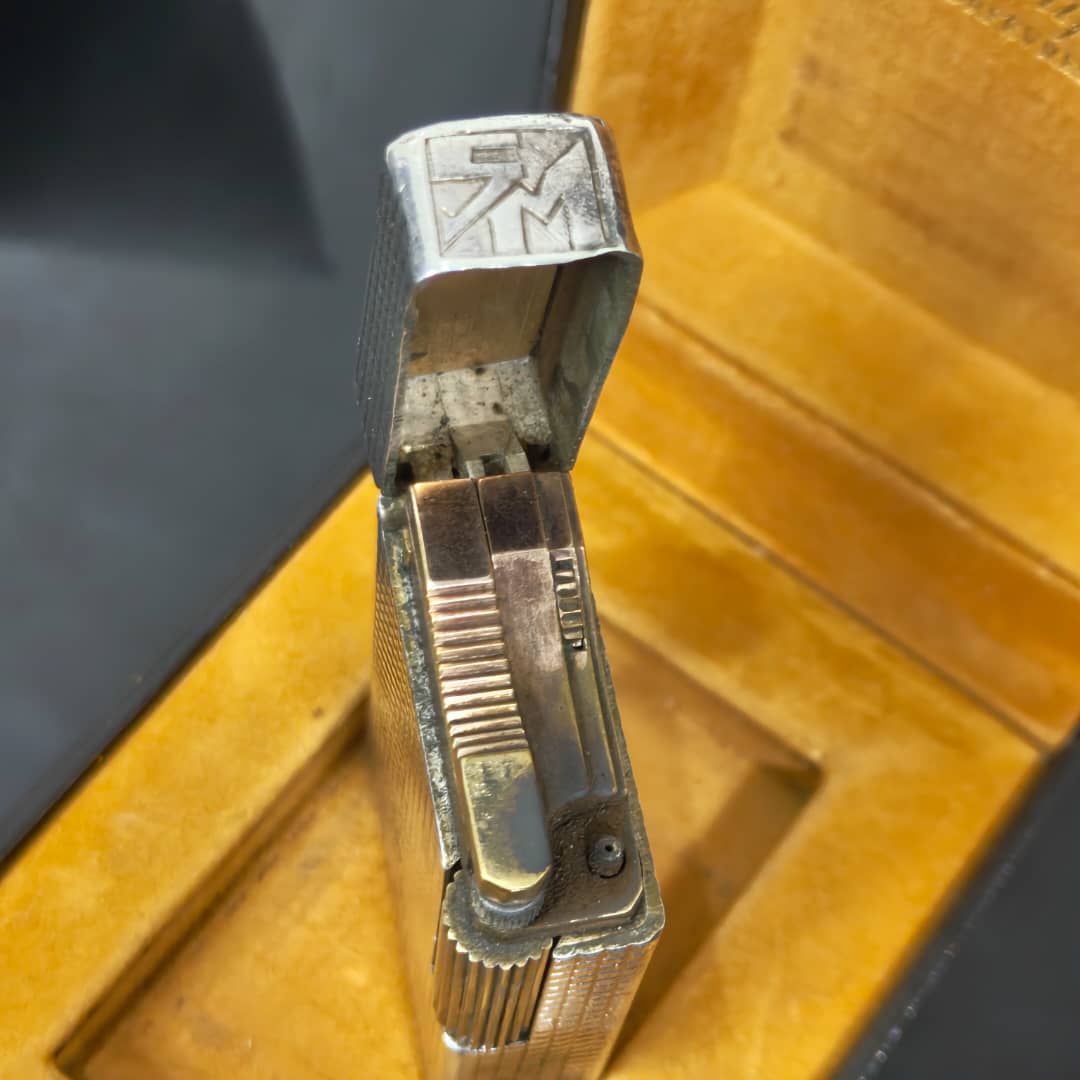 Briquet Dupont argent Paris 
6/4cm
Prix 25000