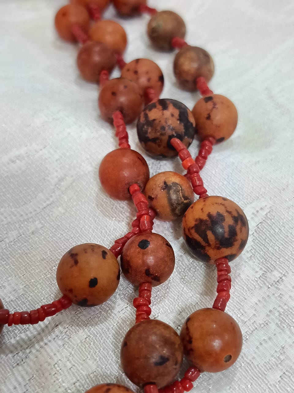 عقد ثلاثي طويل من العود الفواح