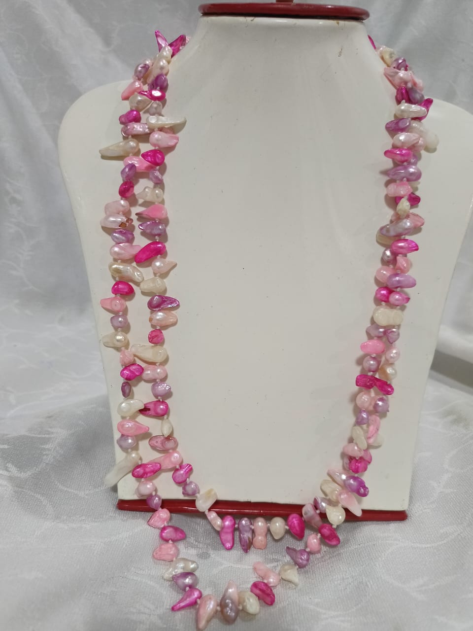 عقد تحفة من جوهر ملون
