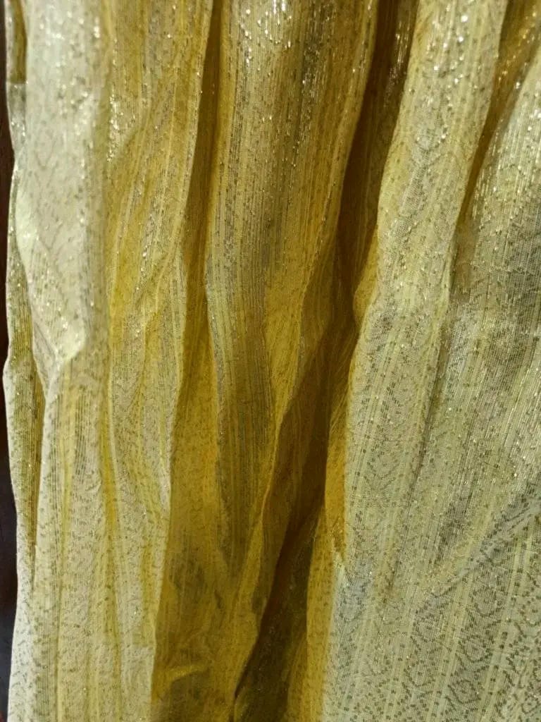 منسوج قديم في حالة جيدة طوله 140cm