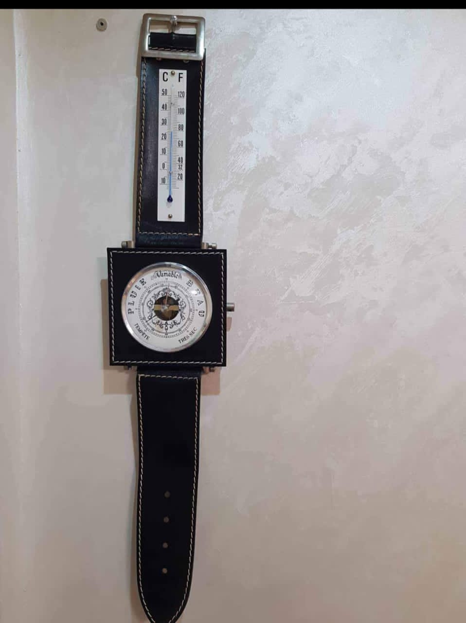 جهاز قياس الزلازل ولاهتزازات والحرارة
طوله 60 cm