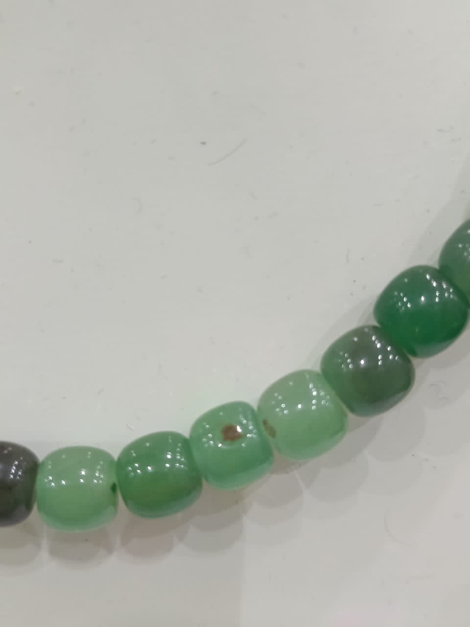 عقد تحفة بحجر زمرد طبيعي