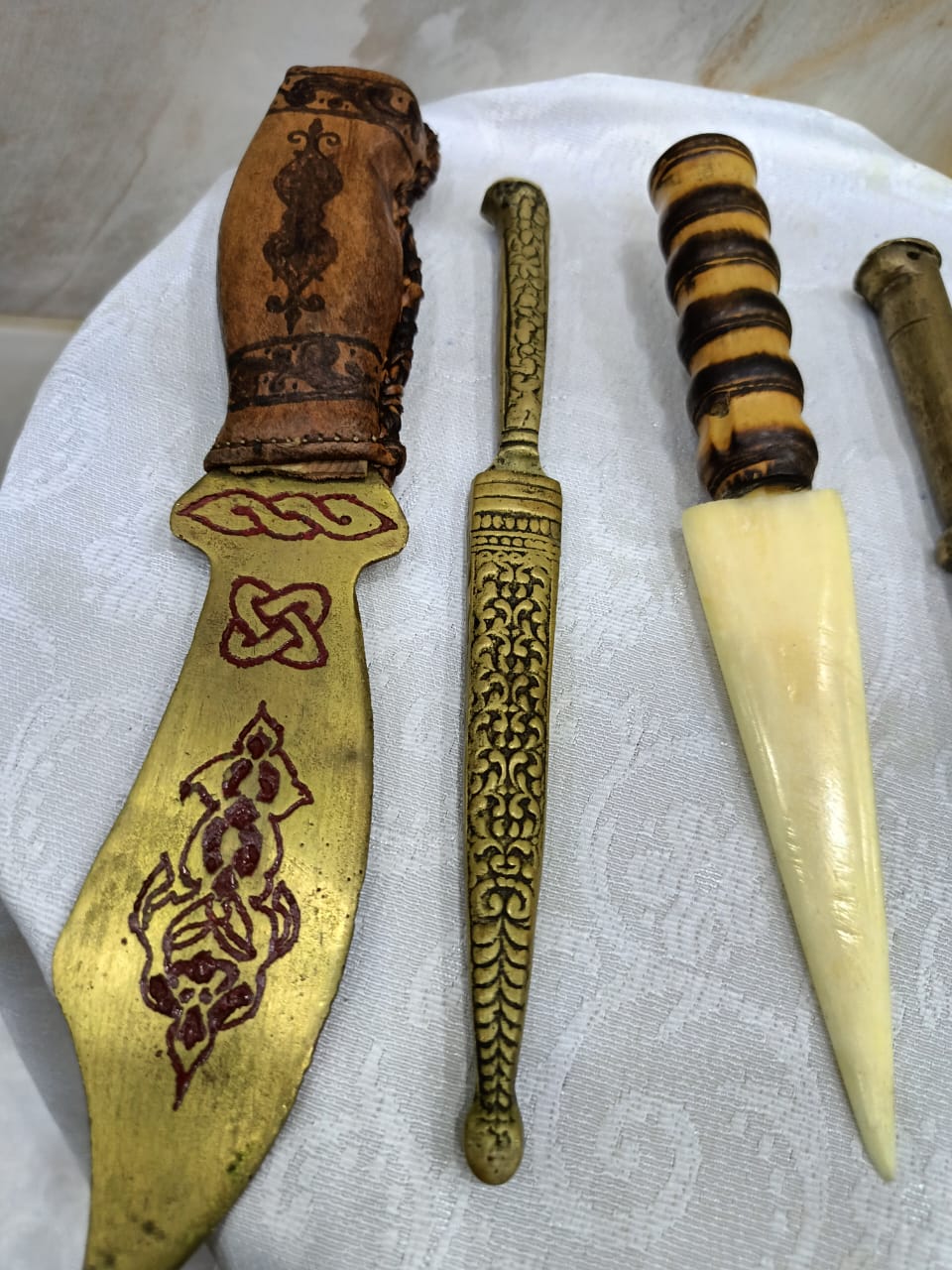 أدوات فتح الأظرفة هو
