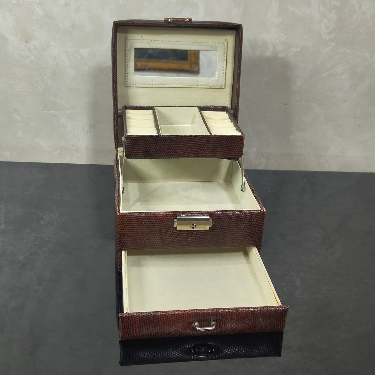 Boite bijoux L'Oréal Paris en cuir original 
16/10cm
Prix 8000