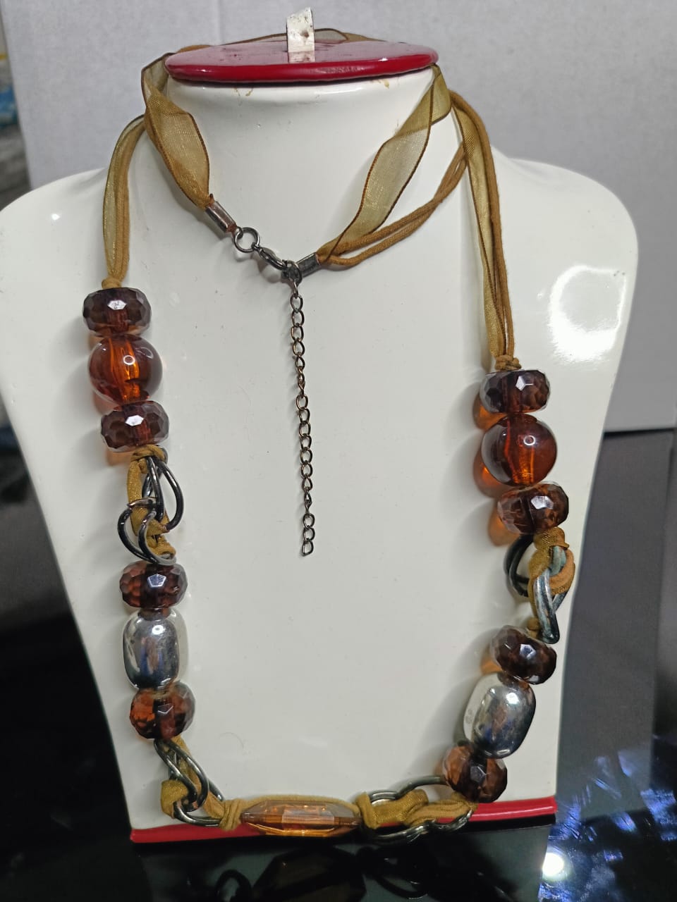 عقد أنيق بحبات كهرمان اصطناعي ولمسات معدنية – طول مغلق 26 سم
