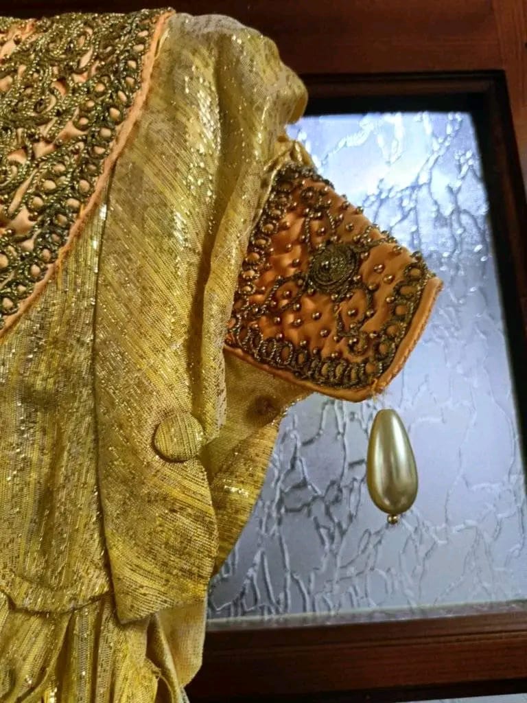 منسوج قديم في حالة جيدة طوله 140cm