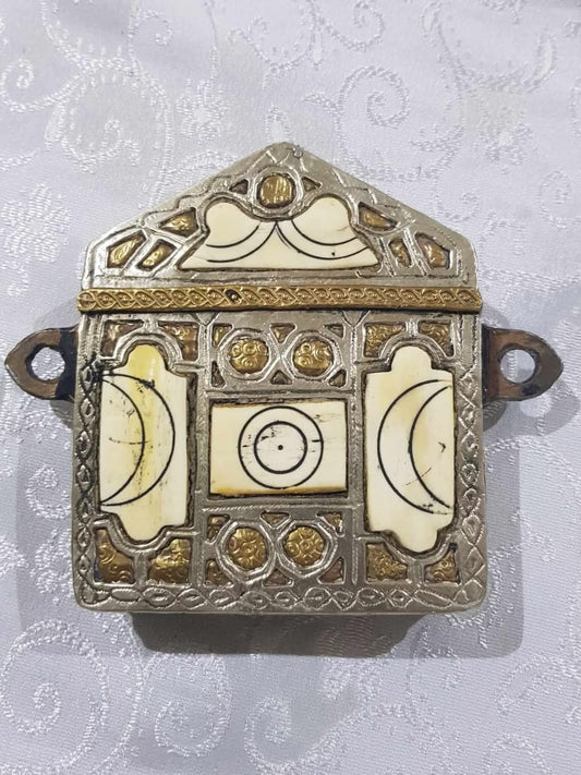 صندوق مصحف قديم من نحاس منقوش 
20cm/16cm