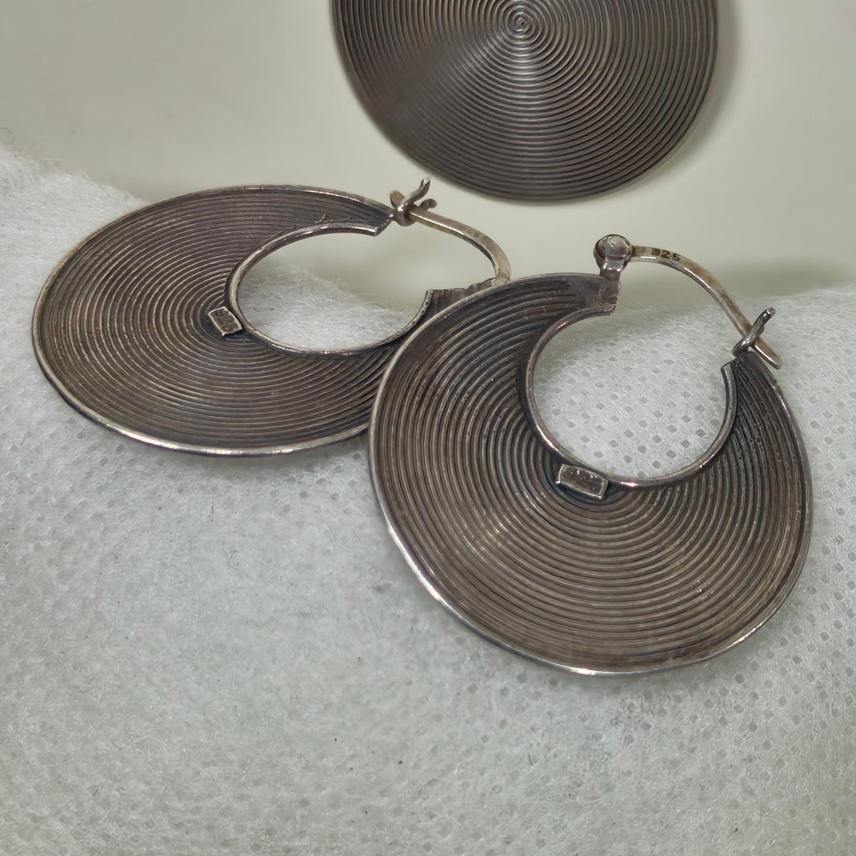 سلسلة وأقراط فضة فرنسية تحفة
طول سلسلة مغلق 20cm
قياس أقراط 3,5cm