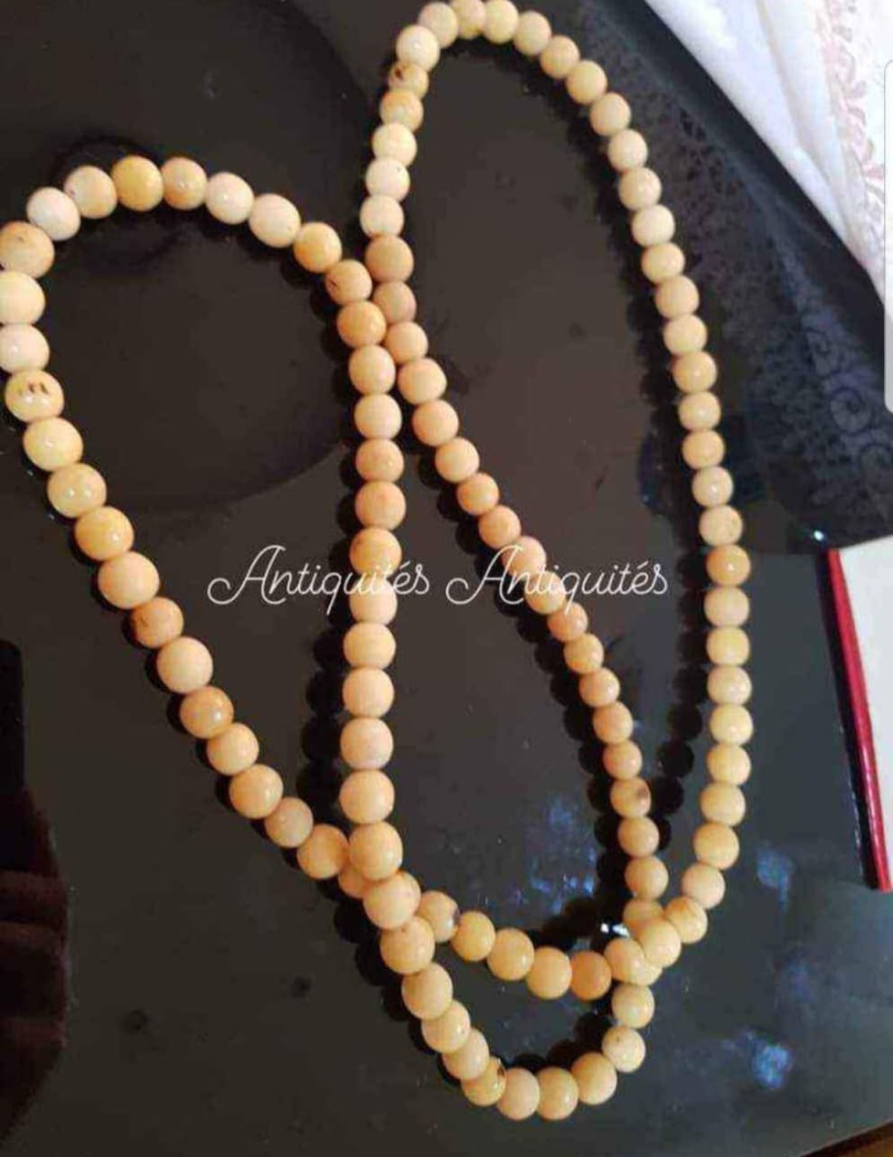 عقد من العود برائحة فواحة