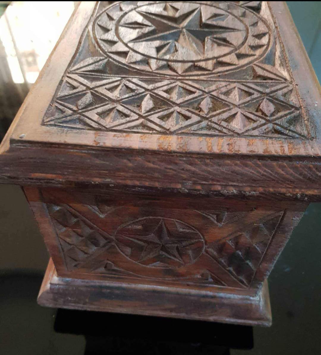 صندوق خشب أحمر منقوش طول 28cm