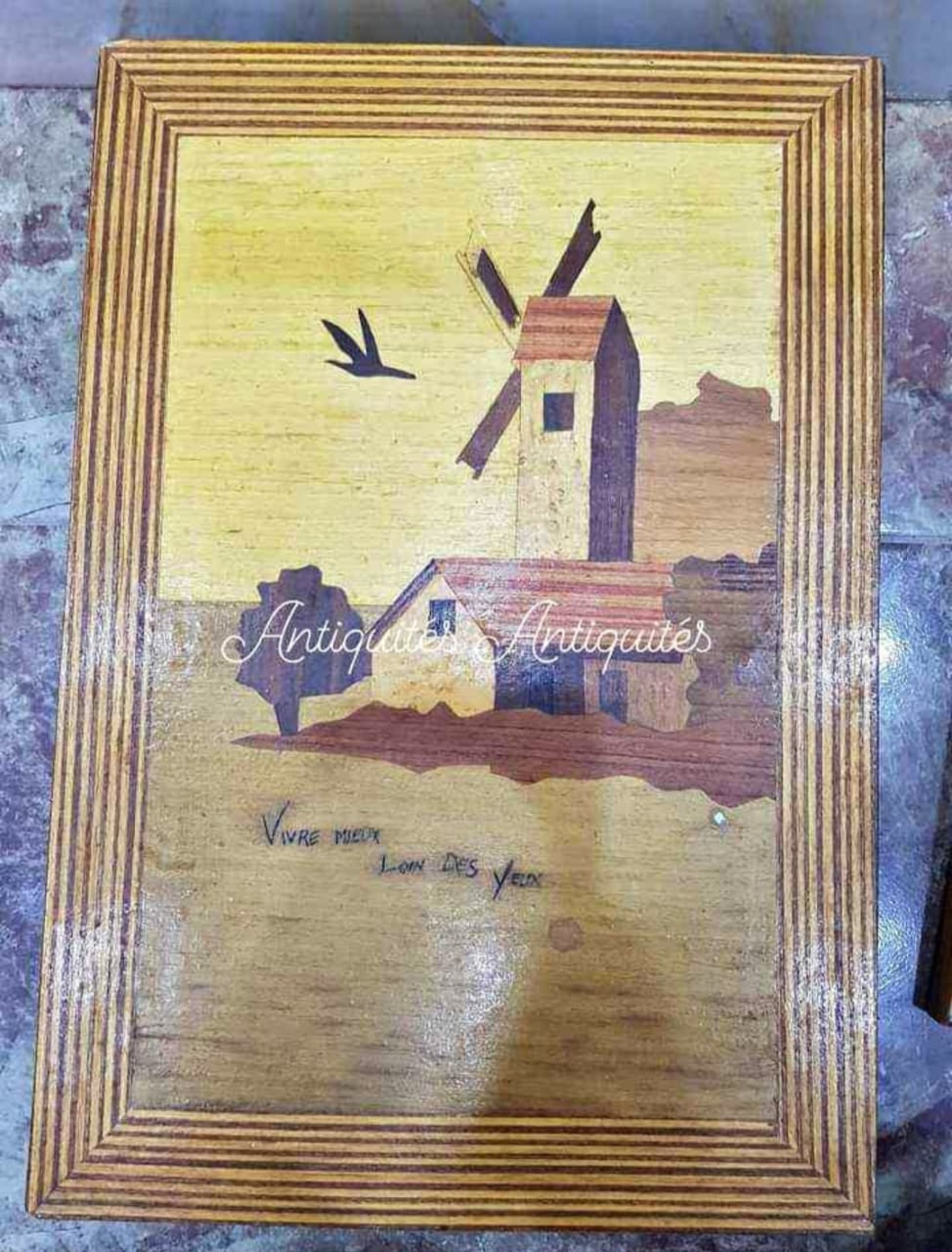 تحفة من خشب طولها 38cm/25cm