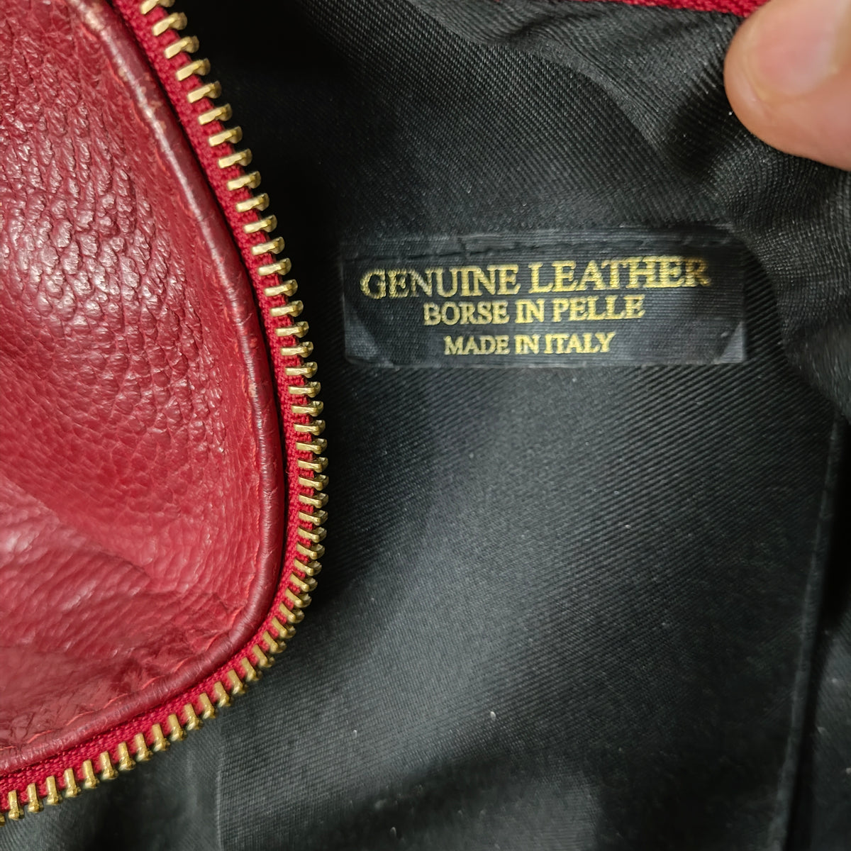 Sac genuine leather en cuir femme original 
30/20cm
Prix 12000