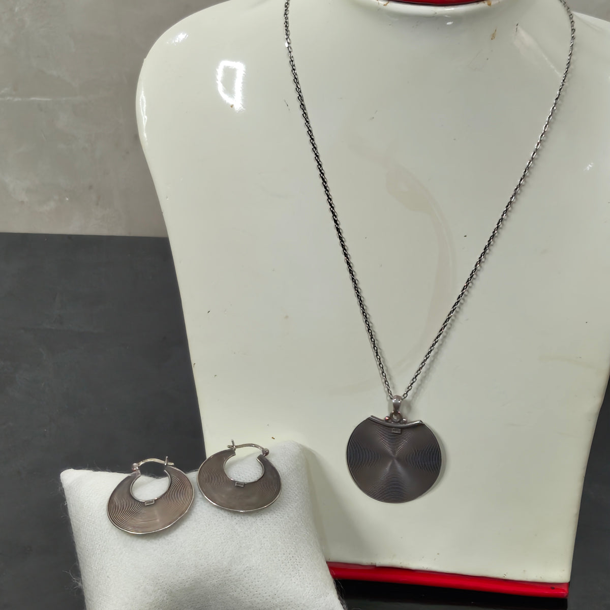 سلسلة وأقراط فضة فرنسية تحفة
طول سلسلة مغلق 20cm
قياس أقراط 3,5cm