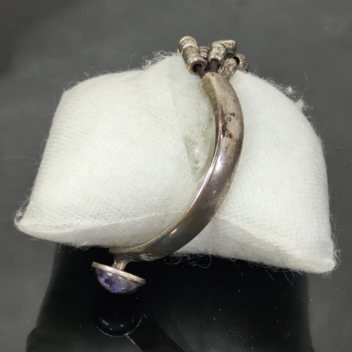 سوار تغليف فضة واحد حر بحجر أمتيست
طول 16cm
Prix 10000
