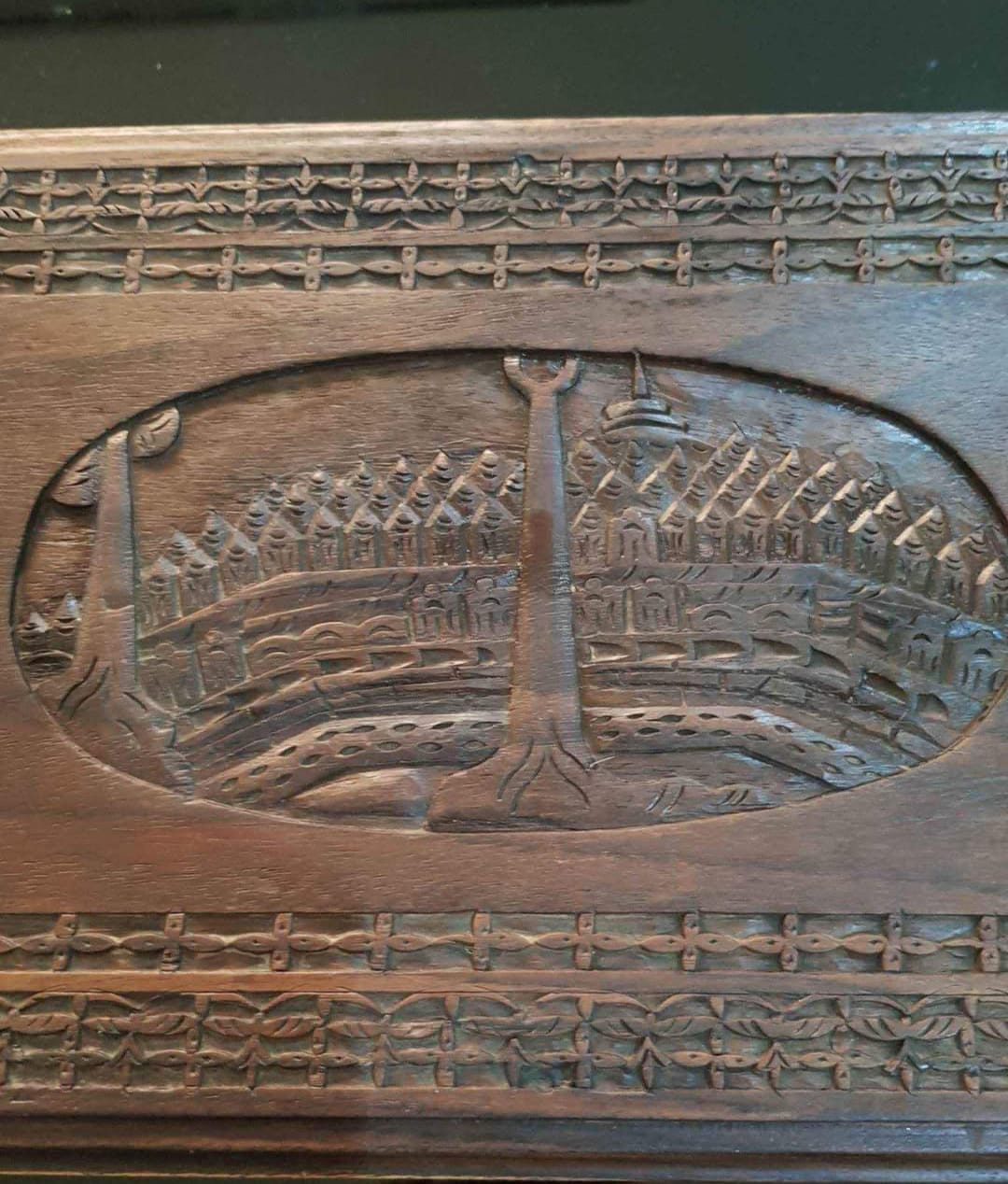 صندوق خشب أحمر منقوش 35cm