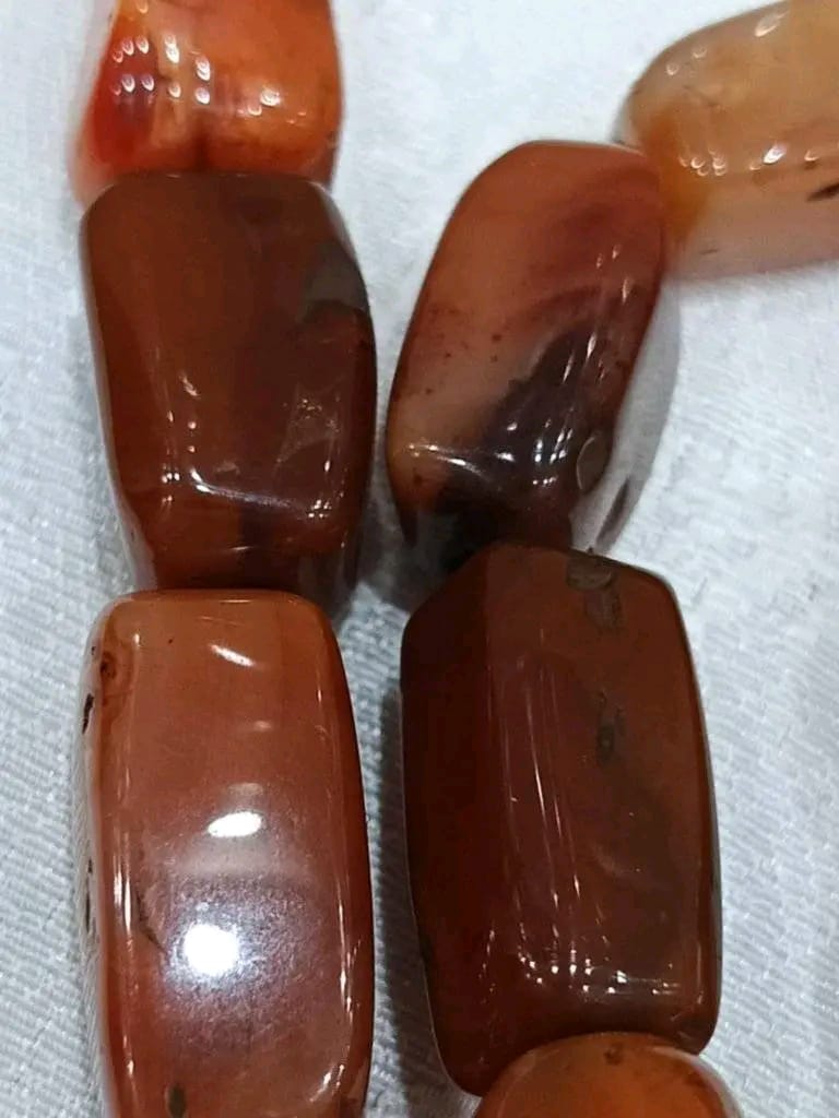 عقد بحجر عقيق كبدي