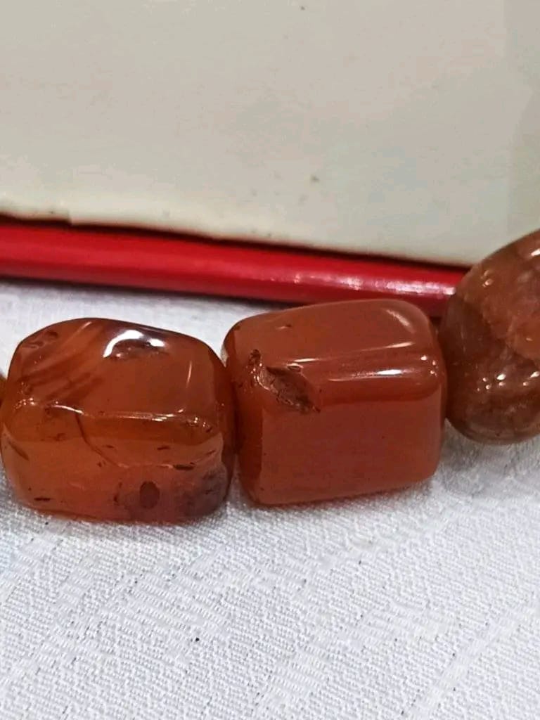 عقد بحجر عقيق كبدي