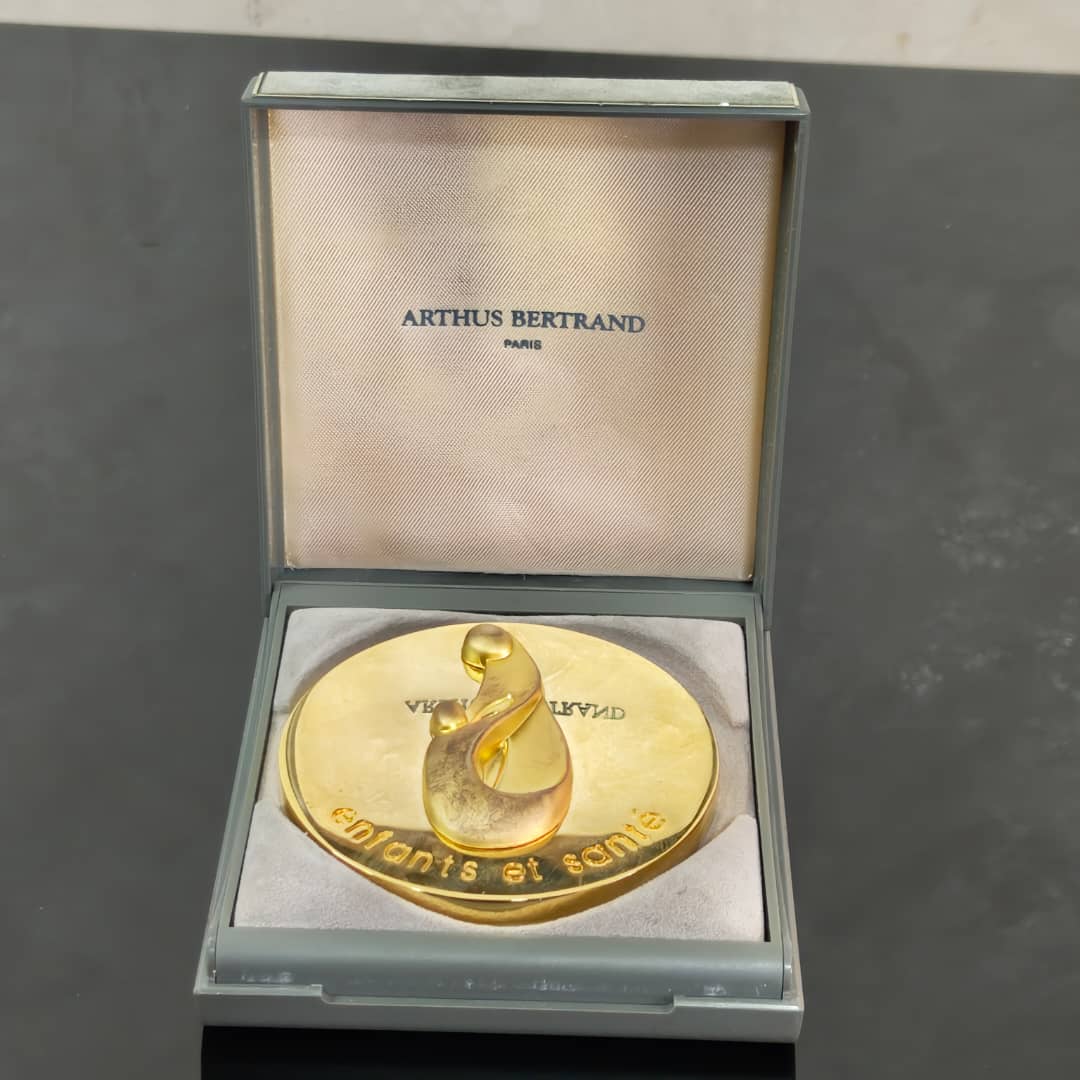 Médaille arthus Bertrand paris 
قطر 7cm