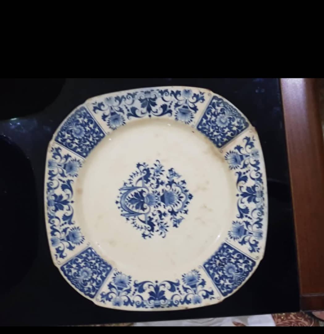 Ancien service porcelaine signé