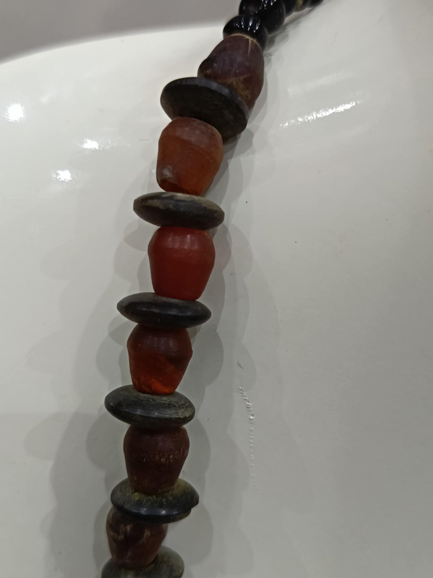 عقد قديم بحجر كهرمان طوله 24cm