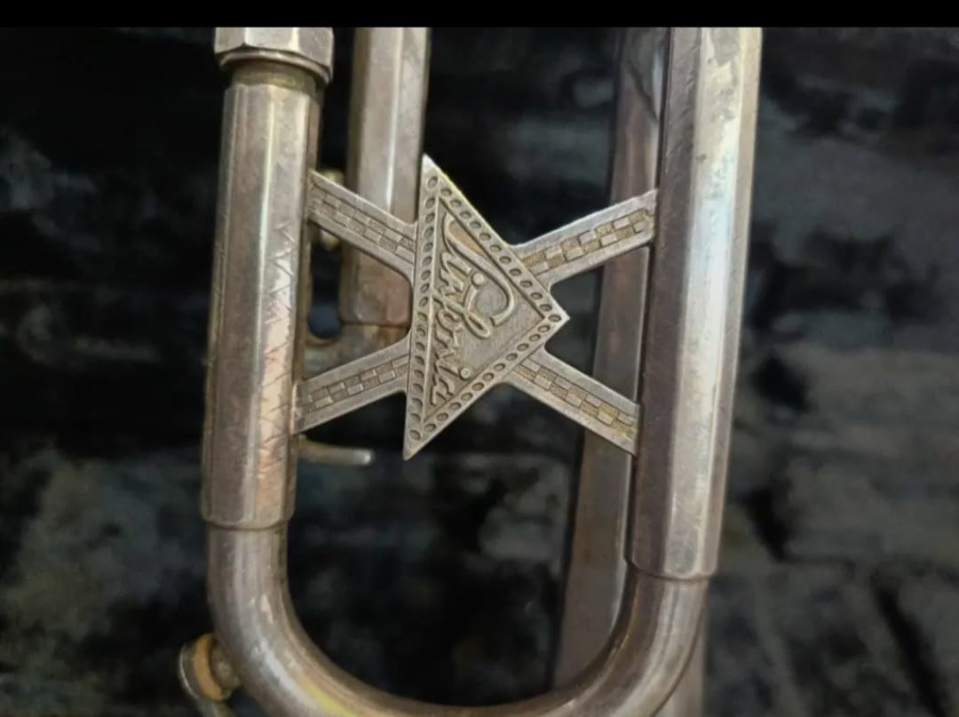 Ancien trompette en argent