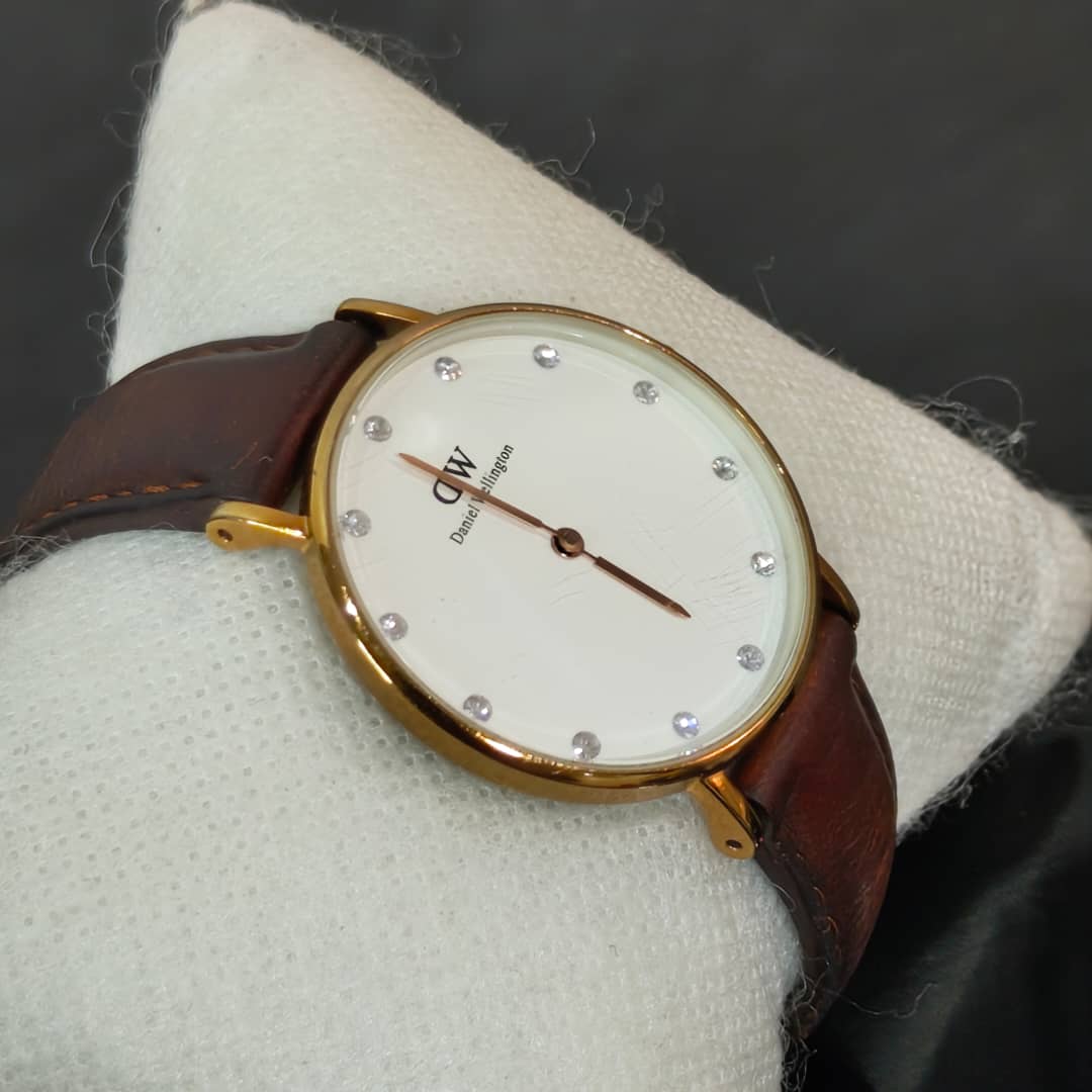 Montre DW femme quartz original 
Prix 8500