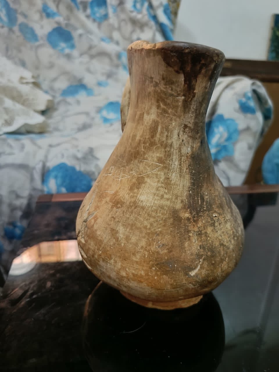 أنية صينية قديمة من صلصال.
20cm/14cm